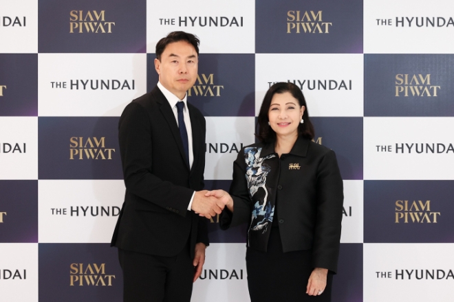 20일(현지 시각) 오전, 태국 방콕 시암 피왓 빌딩에서 정지영 현대백화점 사장(사진 왼쪽), 차다팁 추투라쿨 시암 피왓 그룹 총괄 CEO(사진 오른쪽)가 MOU 체결 후 기념 촬영을 하고 있다.