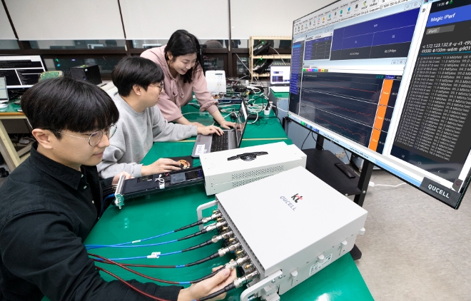 KT는 통신 장비 전문업체인 이노와이어리스와 함께 5G와 LTE를 동시 서비스 가능한 ‘스몰 셀’을 개발하고 성능 검증까지 성공적으로 마쳤다고 21일 밝혔다. (사진 = KT 제공)