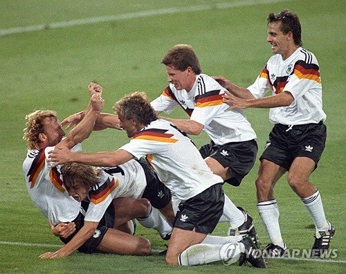 1990년 월드컵 결승전에서 골 넣고 환호하는 안드레아스 브레메(왼쪽)와 서독 선수들 [로이터=연합뉴스 자료사진]