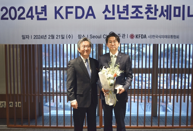 정문목 동원홈푸드 대표(오른쪽)가 2023년 농림축산식품부 장관 표창을 받고 양송화 한국식자재유통협회장과 기념 촬영을 하고 있다. / 사진=동원홈푸드 제공