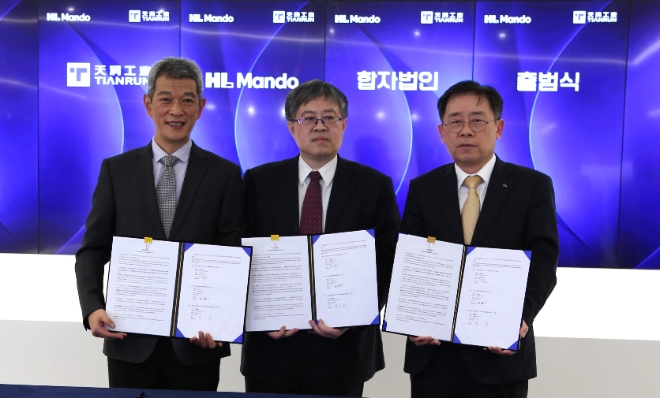 HL만도는 중국 자동차 부품기업 텐륜 공업과 상용차 전동 스티어링 제조 관련 합자 법인을 공식 출범했다고 22일 밝혔다. 사진은 (우측)HL만도 조성현 부회장과 (좌측)텐륜공업 쉬청페이 CEO, (가운데)텐륜만도 저우셴중 CEO가 협약 체결 후 기념촬영을 하는 모습. (사진 = HL만도 제공)