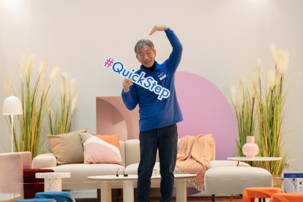 토티켓을 들고 ‘2024 코리아빌드위크 신명마루 부스 많이 찾아와 주세요,’ 표현한 신명마루의 권혁태 대표