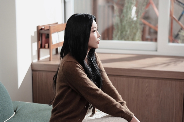홍진영, 신곡 ‘봄’ 라이브 비하인드 컷 공개…‘수수한 봄 여인’