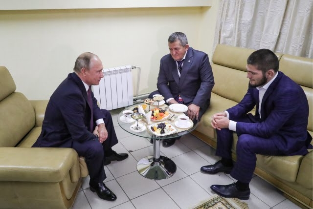블라디미르 푸틴(왼쪽) 러시아 대통령이 울리야노프스크에서 UFC 라이트급 챔피언 하빕 누르마고메도프(오른쪽 두번째)와 그의 아버지 압둘마납 누르마고메도프를 만나 이야기를 나누고 있다. [울리야노프스크=타스 연합뉴스]