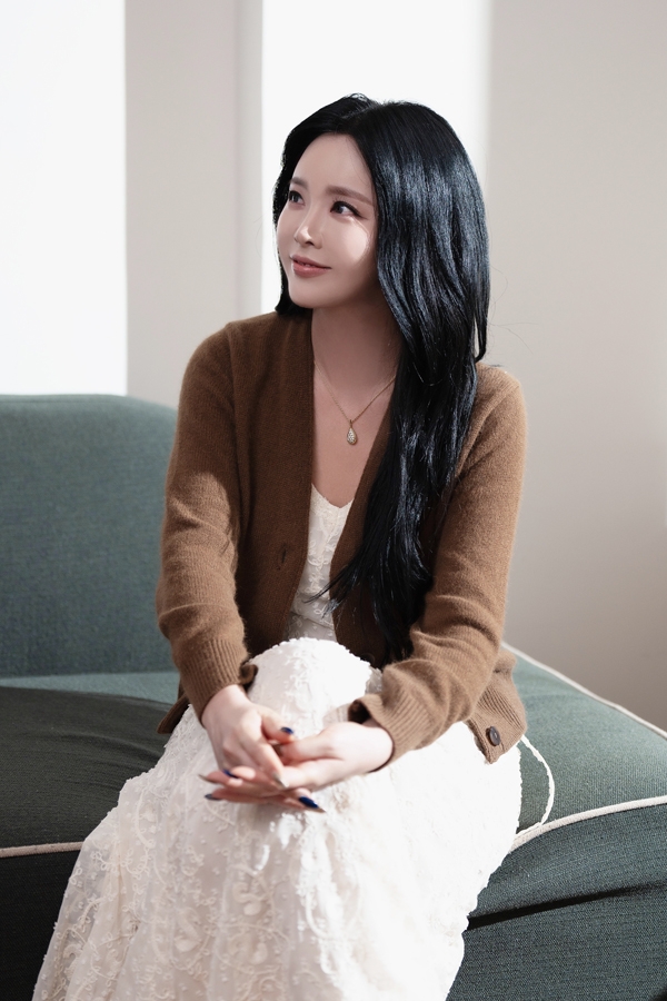 홍진영, 신곡 ‘봄’ 라이브 비하인드 컷 공개… 봄 여인의 매력 선보여