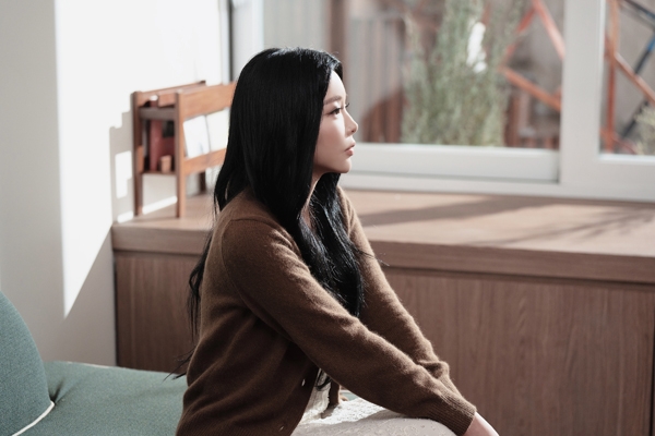 홍진영, 신곡 ‘봄’ 라이브 비하인드 컷 공개… 봄 여인의 매력 선보여