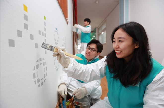 KT그룹 희망나눔재단은 올해 첫 ‘희망나눔의 날’을 맞아 강원도 춘천 효제초등학교에서 임직원 봉사활동을 실시했다고 22일 밝혔다. (사진 = KT그룹 희망나눔재단 제공)