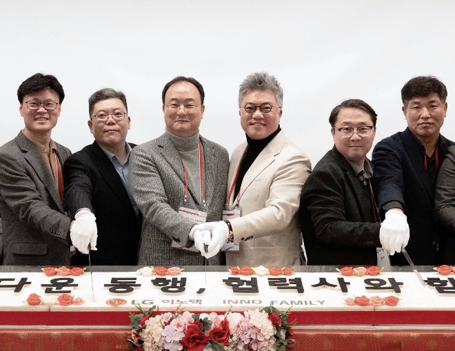 LG이노텍은 서울 마곡 LG사이언스파크 본사에서 ‘2024 동반성장 상생데이’를 개최했다고 23일 밝혔다. 사진은 지난 22일 ‘2024 동반성장 상생데이’에서 (좌측에서 세번째)문혁수 LG이노텍 대표가 (좌측에서 네번째)주재철 ㈜에이피텍 협력사 대표 등과 함께 기념촬영을 하는 모습. (사진 = LG이노텍 제공)