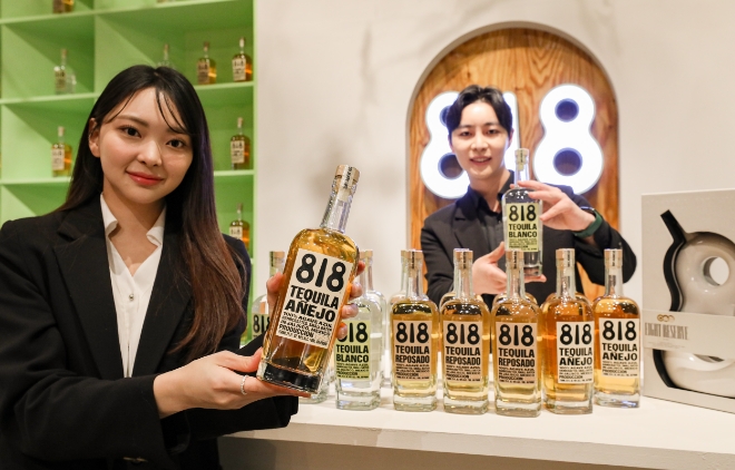 23일 오전, 서울시 영등포구 더현대 서울 지하 1층에 위치한 818 데킬라 팝업스토어에서 직원들이 데킬라 제품을 소개하고 있다.