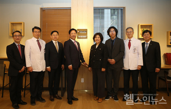 ‘이준섭라운지’명명식참석자들이단체사진을촬영하고있다.(좌측부터)김학준의학연구처장,편성범의과대학장,윤을식의무부총장,이준섭교우,배우자서남영검단탑병원이사장,아들이태민군,이기형前의무부총장,손호성의무기획처장).