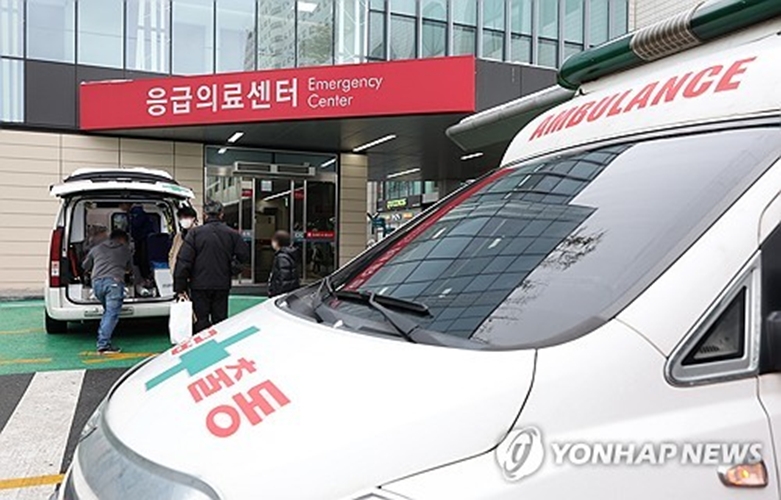 22일 오후 서울 한 대형병원에서 한 환자가 다른 병원으로 전원되고 있다.(사진=연합)