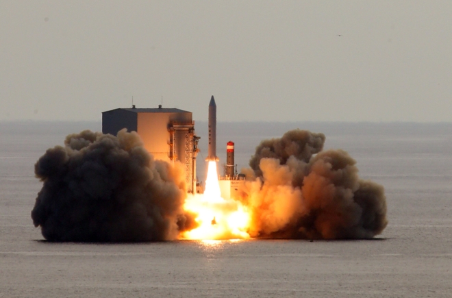 한화시스템이 2023년 12월, 제주도 해상에서 민간 최초 상용 지구관측 ‘소형 SAR 위성’을 발사하고 교신에 성공했다. / 사진=한화시스템 제공