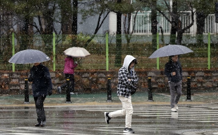 눈이 내리고 있는 15일 서울 문래동 거리에서 시민들이 길을 걷고 있다.