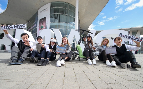 행사장 인근에서 참가 직원들이 KT 전시 아이템을 소개하는 모습. / 사진=KT 제공