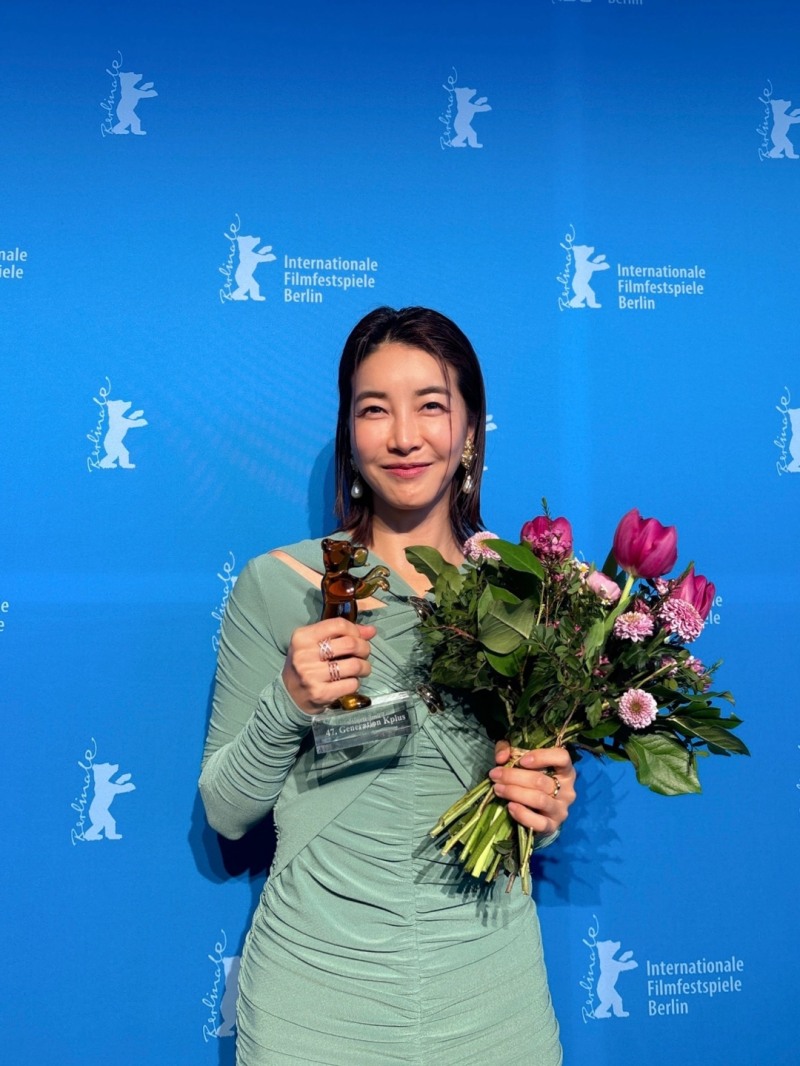 ‘괜찮아 괜찮아 괜찮아!’ 진서연, '제74회 베를린국제영화제' 수정곰상 제너레이션 K플러스 작품상 수상 ‘쾌거’