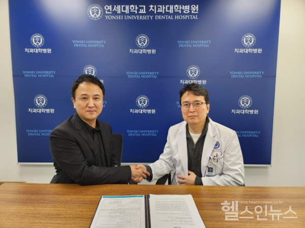 임상연구업무협약식에서의플라즈마이정훈연구소장(좌측)과연세대학교김지환교수(우측)