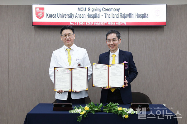 (왼쪽부터)고려대학교안산병원권순영병원장과태국라자비티병원진다로자나마띤라자비티병원장