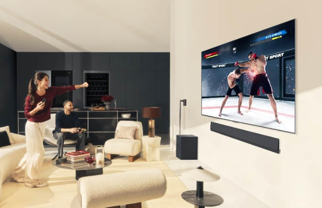 LG전자는 다음달 13일 국내를 시작으로, 2024년형 LG 올레드 TV·QNED TV를 글로벌 시장에 본격 출시한다고 26일 밝혔다. 사진은 모델이 2024년형 LG 올레드 TV로 콘텐츠를 즐기는 모습. (사진 = LG전자 제공)
