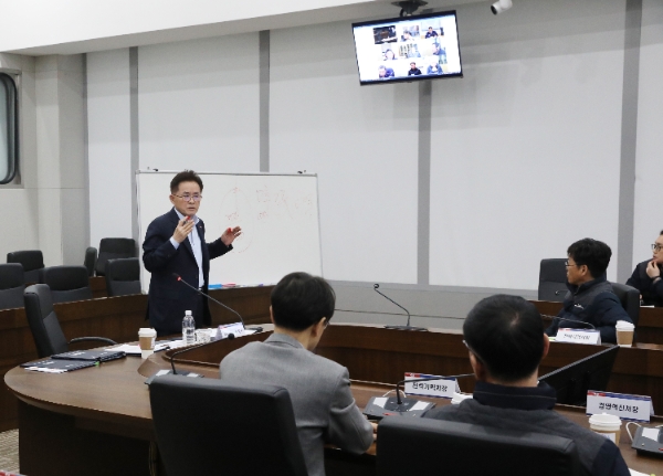 한전KPS 이성규 상임감사(사진 맨왼쪽)가 강력한 윤리경영 및 내부통제 구현을 위해 본사 대회의실에서 고위직 대상 청렴·윤리·내부통제 공감교육을 시행하고 있다.