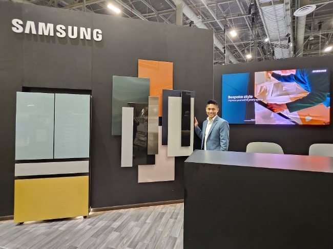 삼성전자 직원이 삼성전자 부스에서 차별화된 AI 기능이 돋보이는 '비스포크' 가전 신제품을 소개하고 있다. / 사진=삼성전자 제공