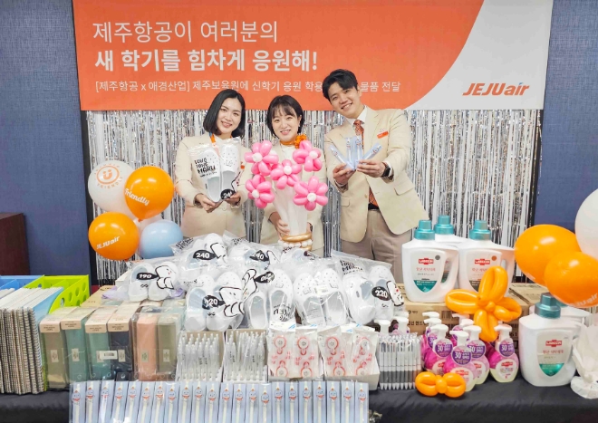 제주항공 객실승무원들이 지난 26일 제주시 제주보육원 학생들에게 새 학기 선물과 풍선 꽃다발을 전달하고 있다. / 사진=제주항공 제공