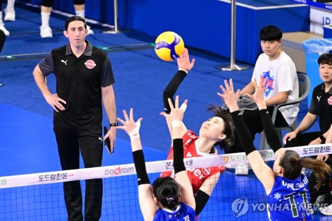 최하위 확정 페퍼저축은행, 정규리그 5경기 남기고 조 트린지 감독과 결별