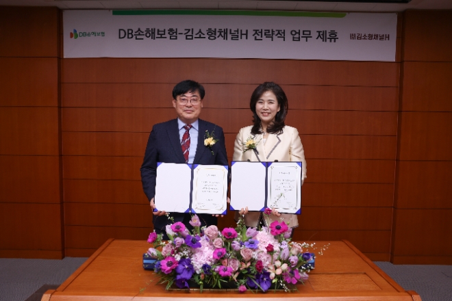 지난 6일 서울시 강남구 DB금융센터에서 DB손해보험 강경준 부문장(왼쪽)과 채널에이치네트워크 김소형 대표가 업무협약을 맺고 기념촬영을 하고 있다.