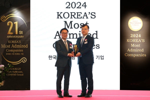 서울 여의도 소재 콘래드 호텔에서 개최된 '2024 한국에서 가장 존경 받는 기업' 인증식에서 신한은행 ESG본부 조정훈 본부장(오른쪽)이 한국능률협회컨설팅 한수희 대표이사와 기념 촬영하는 모습. / 사진=신한은행 제공