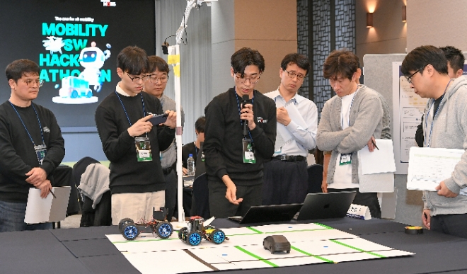 현대모비스는 소프트웨어 역량을 강화하기 위해 ‘모빌리티 SW 해커톤’을 개최했다고 27일 밝혔다. 사진은 ‘모빌리티 SW 해커톤’에 참가한 대학생들이 자율주행과 커넥티비티 분야 편의/안전 기술을 주제로 발표하는 모습. (사진 = 현대모비스 제공)