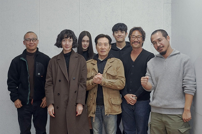 배두나X류승범X백윤식X로몬X이수현 가족으로 뭉친다…‘가족계획’ 빛나는 호흡의 대본 리딩 현장 공개