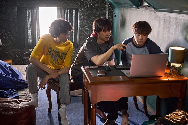 ‘댓글부대’ 김성철X김동휘X홍경의 신선한 만남… ‘팀알렙’ 케미 스틸 공개