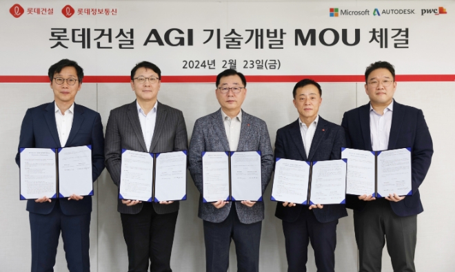 오토데스크코리아 오찬주 전무, PwC컨설팅 문홍기 대표이사, 롯데건설 박현철 부회장, 롯데정보통신 고두영 대표이사, 한국마이크로소프트 조원우 대표이사(왼쪽부터)가 MOU 체결 후 기념 촬영을 하고 있다. / 사진=롯데건설 제공