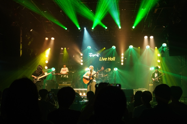 사진은 지난해 ‘상상라이브연습실’ 공모에 선정된 팀이 KT&G 상상마당 홍대 라이브 홀에서 파이널 공연을 하는 모습