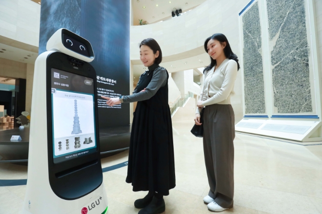 LG유플러스는 기업 고객의 DX경험 혁신을 위해 ‘U+안내로봇’과 ‘U+실내배송로봇’을 새롭게 출시했다고 28일 밝혔다. 사진은 이촌동 소재 국립중앙박물관에서 U+안내로봇의 설명을 듣고 있는 LG유플러스 모델의 모습. (사진 = LG유플러스 제공)