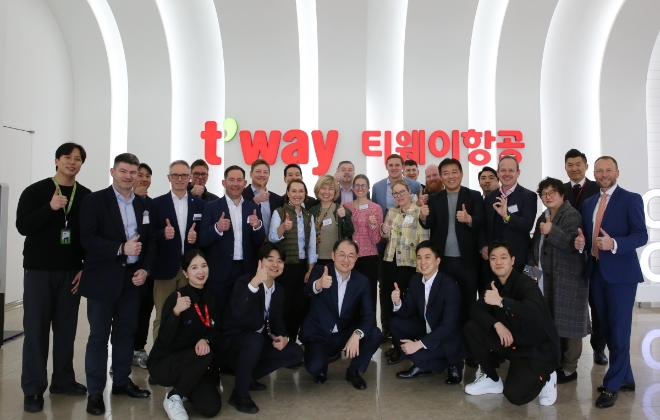 티웨이항공은 지난 27일 서울 김포공항 화물청사에 위치한 훈련센터 시설을 찾은 영국 런던 재보험사 관계자에 항공훈련센터의 안전 운항을 위한 노력을 소개했다고 28일 밝혔다. 사진은 티웨이항공 훈련센터를 방문한 영국 런던 재보험사 관계자들과 티웨이항공 임직원들이 훈련센터 방문기념 단체사진을 촬영하는 모습. (사진 = 티웨이항공 제공)