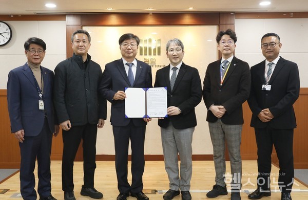 유경호한림대성심병원장(왼쪽에서네번째)과문승현안양지역범죄피해자지원센터이사장(왼쪽에서세번째)