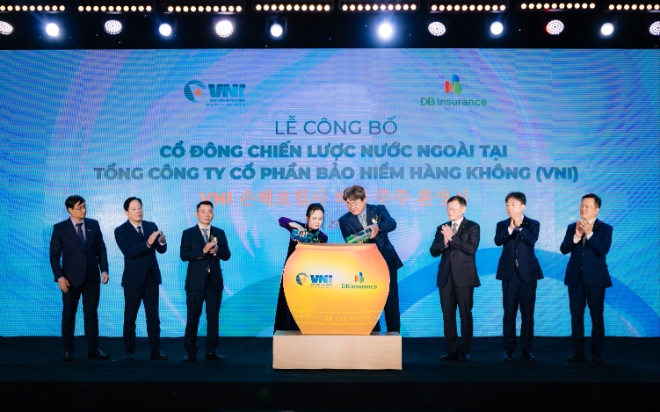 지난 27일 베트남 하노이 JW메리어트호텔에서 DB손해보험 정종표 사장(앞줄 오른쪽)과 VNI손해보험 Ms. Le Thi Ha Thanh 이사회 의장 및 관계자들이 해외 주주 환영식에서 기념촬영을 하고 있다. / 사진=DB손해보험 제공