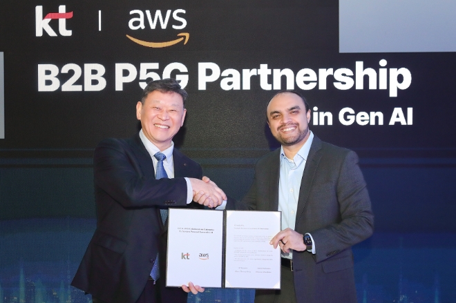 KT는 AWS와 MWC2024에서 B2B 고객의 모바일 서비스와 생성형 AI 분야에서 협력을 강화하는 파트너십을 체결했다. / 사진=KT 제공