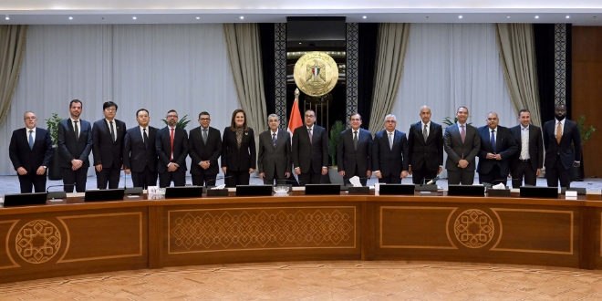 배성준 SK에코플랜트 에너지사업단장(왼쪽 네 번째)과 왕 즈이 CSCEC 북아프리카 대표(왼쪽 세 번째)가 무스타파 마드불리 이집트 총리(왼쪽 아홉 번째)를 비롯한 이집트 정부 관계자들과 기념 촬영을 하고 있다. / 사진=SK에코플랜트 제공
