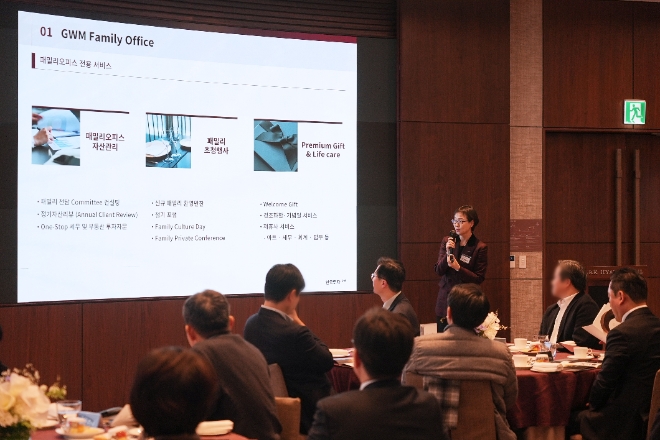 신경애 한국투자증권 GWM전략담당이 28일 서울 파크하얏트 호텔에서 열린 환영 만찬에서 패밀리오피스 전용 서비스를 소개하고 있다. / 사진=한국투자증권 제공