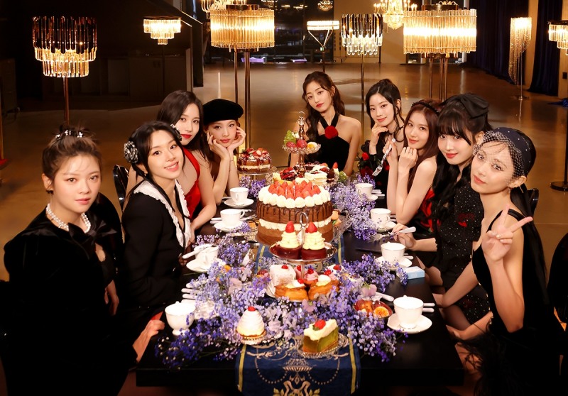 트와이스, 신곡 'ONE SPARK' 뮤직비디오 비하인드 속 화려한 비주얼…29일 음악방송 활동 시작