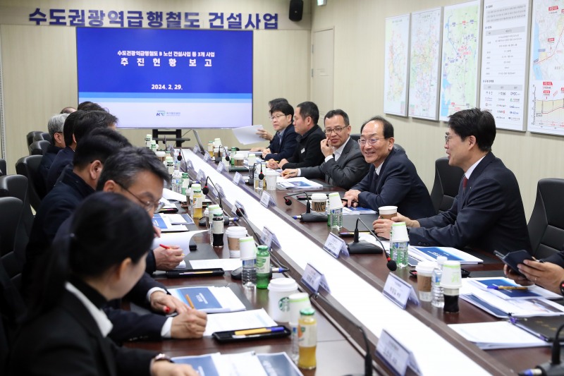 이성해 이사장(오른쪽 줄, 오른쪽 두 번째)이 29일 GTX-B 추진현황을 점검하고 있다. / 사진=국가철도공단 제공