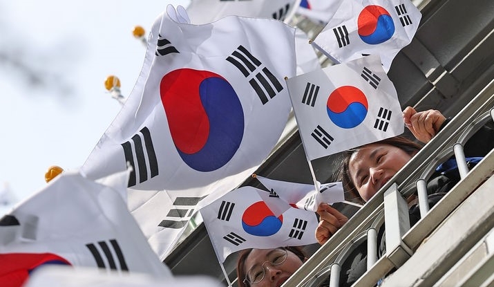 지난달 27일 대구 달서구 월성코오롱하늘채 1단지 아파트에서 입주민들이 228 민주운동 기념일과 3·1절을 맞아 손에 태극기를 들고 태극기달기 캠페인을 펼치고 있는 모습.