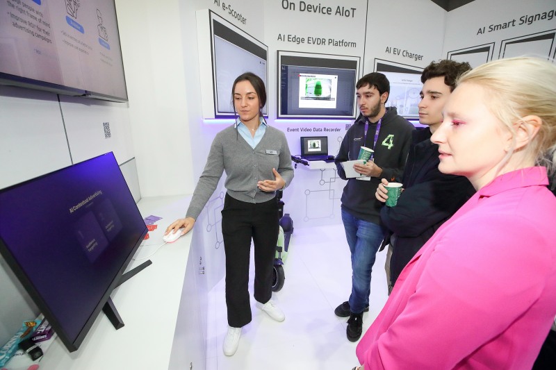 KT와 나스미디어가 KT LLM(Large Language Model, 거대언어모델)을 기반으로 한 광고플랫폼의 AI 혁신기술 개발에 성공했다. 양 사는 MWC 2024에서 ‘AI 문맥 맞춤 광고 서비스(AI Contextual Advertising)’을 선보였다. 사진은 스페인 바르셀로나 MWC 2024 전시장에 마련된 KT와 나스미디어의 ‘AI 문맥 맞춤 광고 서비스’ 부스 모습