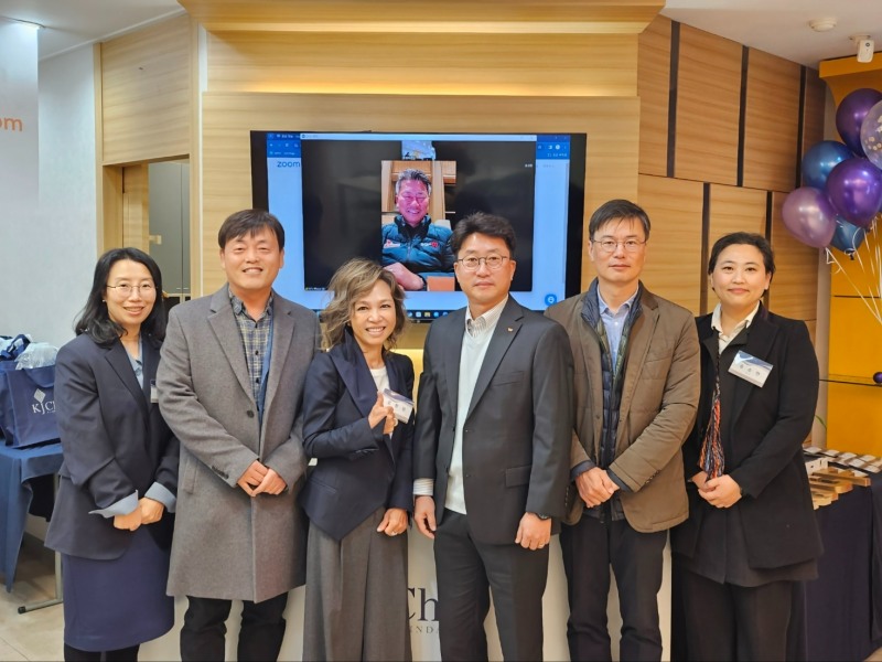 SK텔레콤과 최경주재단이 지난 2월 29일 서울 용산구 소재 최경주재단 사무국에서 ‘2024년도 SKT-최경주재단 장학꿈나무 증서수여식’을 개최했다고 1일 밝혔다.사진1. (왼쪽에서 세번째) 최경주재단 김현정 이사, (네번째) SKT 장지탁 스포츠기획팀장, 최경주 이사장은 화상회의로 장학꿈나무 증여수여식 참여하는 모습