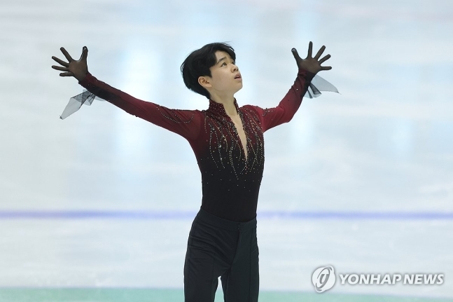 피겨 서민규, 주먹 불끈.. 한국 남자 최초 주니어세계선수권 금메달