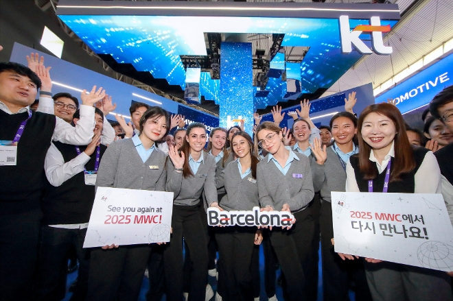 KT 전시관에서 폐막 세리머니를 하는 KT 직원의 모습 / 사진=KT 제공