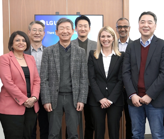 황현식 LG유플러스 대표(왼쪽 세 번째)와 캐서린 렌츠 AWS 산업부문 부사장(왼쪽 다섯 번째)이 협약식 후 양사 관계자들과 기념 촬영하고 있다. / 사진=LG유플러스 제공