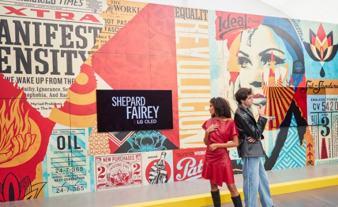 모델들이 올레드 에보로 작품을 감상하고 있다. / 사진=LG전자 제공