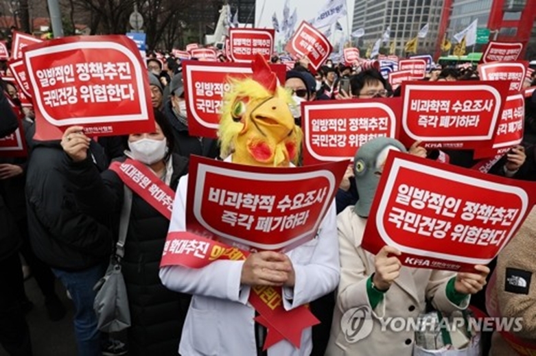 3일 오후 서울 여의도공원 옆 여의대로 인근에서열린 의대 정원 증원 및 필수의료 패키지 저지를 위한 전국의사 총궐기대회에서 참석자들이 의료 탄압 중단 등을 촉구하는 내용의 구호를 외치고 있다.(사진=연합)